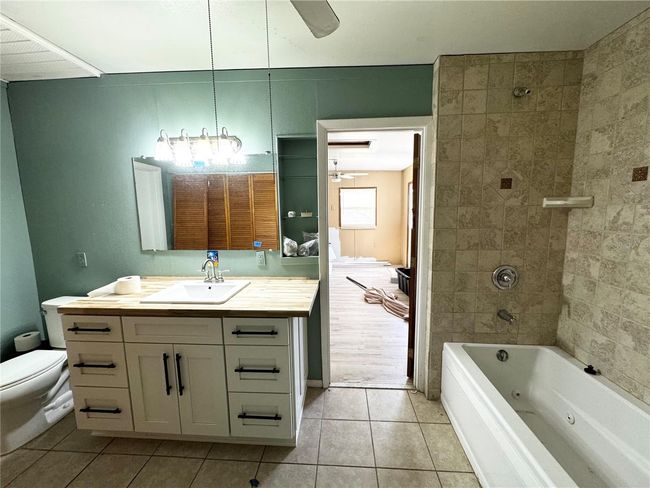 bathroom 2 between the 2nd bedroom and Florida Room | Image 42