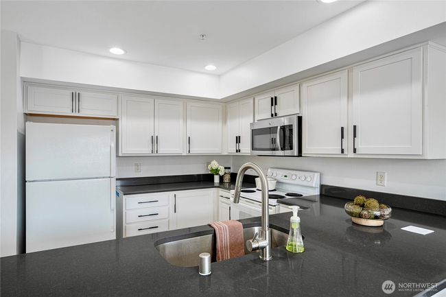 APT-302 - 9222 Roosevelt Way Ne, Condo with 2 bedrooms, 2 bathrooms and 1 parking in Seattle WA | Image 22