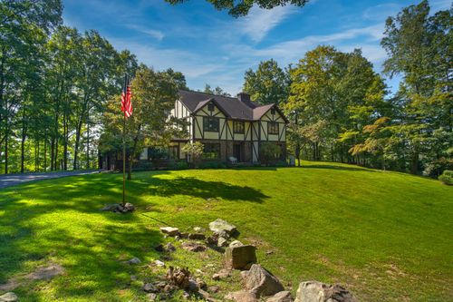 9 Wintergreen Hill Rd, Danbury, CT, 06811-4243 | Card Image
