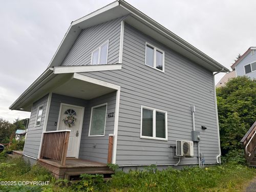 422 Kaagwaantaan St, Sitka, AK, 99835-7518 | Card Image