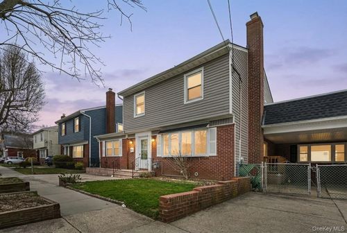 305 8th St, New Hyde Park, NY, 11040-5513 | Card Image