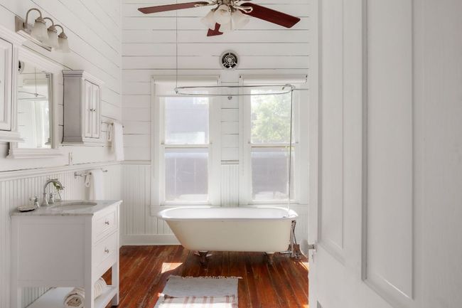Gorgeous clawfoot tub | Image 32