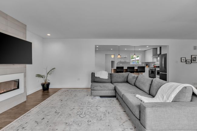 12033 261 St, House other with 4 bedrooms, 3 bathrooms and 8 parking in Maple Ridge BC | Image 10