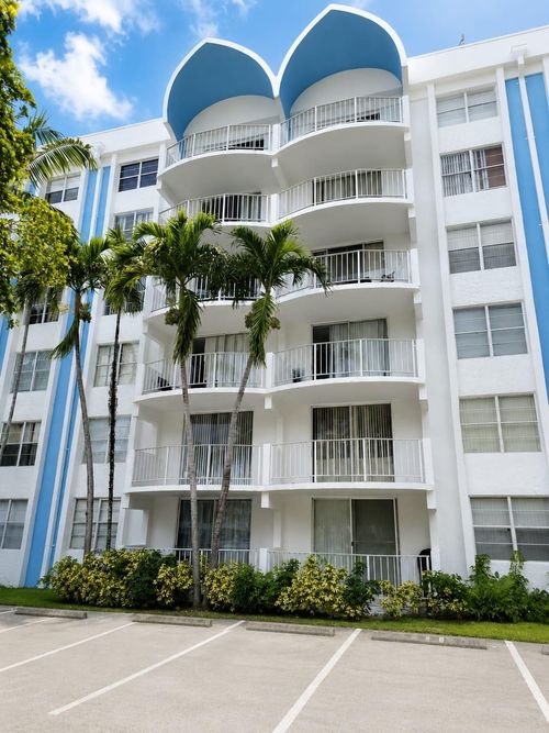 a-609-484 Nw 165th St Street, Miami, FL, 33169 | Card Image