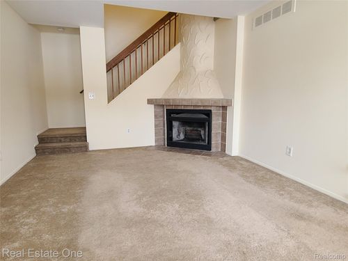 90-38872 Country Cir, Farmington Hills, MI, 48331-1025 | Card Image