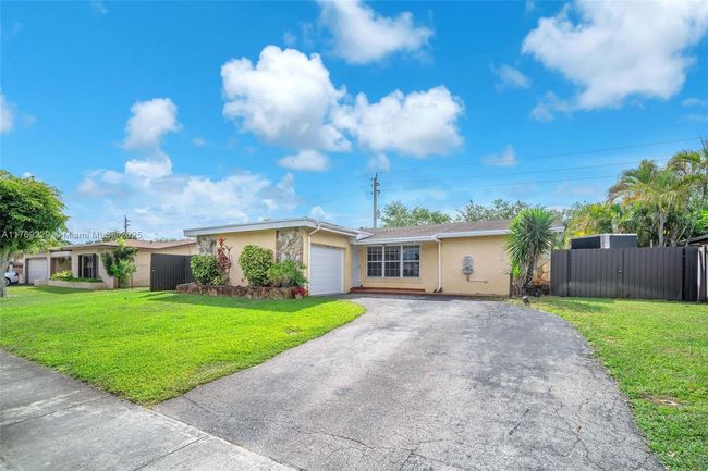 700 Nw 88 Th Ter, House other with 3 bedrooms, 2 bathrooms and null parking in Pembroke Pines FL | Image 38