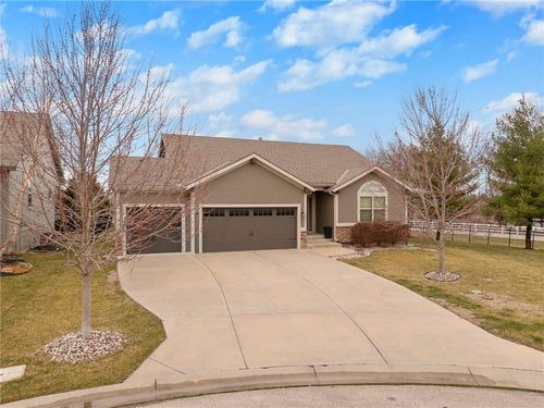 18302 W 194th Ter, Spring Hill, KS, 66083-8467 | Card Image