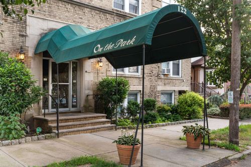 apt-a4-122 W 39th St, Bayonne, NJ, 07002-1983 | Card Image