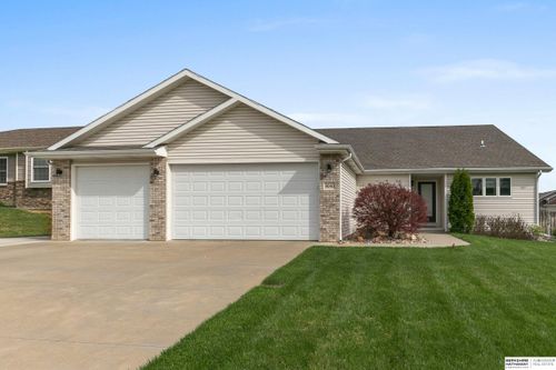 9040 Berg Dr, Lincoln, NE, 68505-3271 | Card Image
