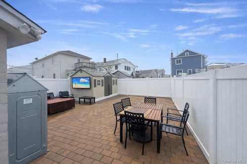 611 West Rd, Broad Channel, NY, 11693-1046 | Card Image