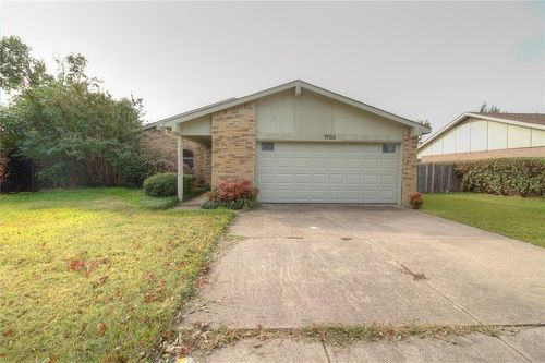 1906 San Saba Ln, Arlington, TX, 76006-5732 | Card Image