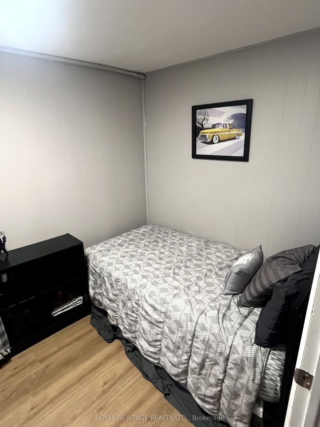 681 Athol St E, House attached with 4 bedrooms, 2 bathrooms and 5 parking in Oshawa ON | Image 28