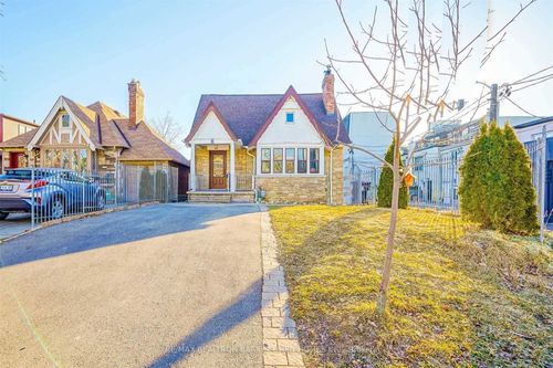 3 Fairleigh Cres, Toronto, ON, M6C3R7 | Card Image