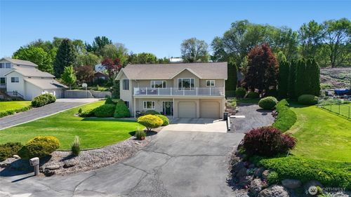 927 Easy St Ne, Moses Lake, WA, 98837-9081 | Card Image