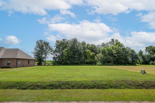 209 Le Belle Maison Dr, Raceland, LA, 70394-3535 | Card Image