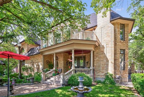 220 Hall St W, House with 4 bedrooms, 6 bathrooms and 4 parking in Moose Jaw SK | Card Image