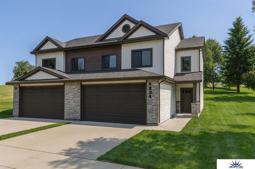 16402 Sumac St, Bennington, NE, 68007-3304 | Card Image