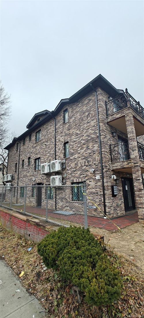 6111 168th St, Fresh Meadows, NY, 11365-1939 | Card Image