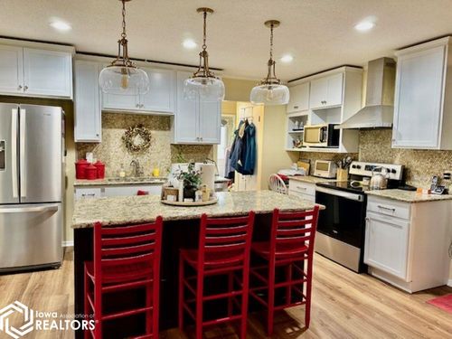 308 Sunrise Ln, Burlington, IA, 52601-1628 | Card Image