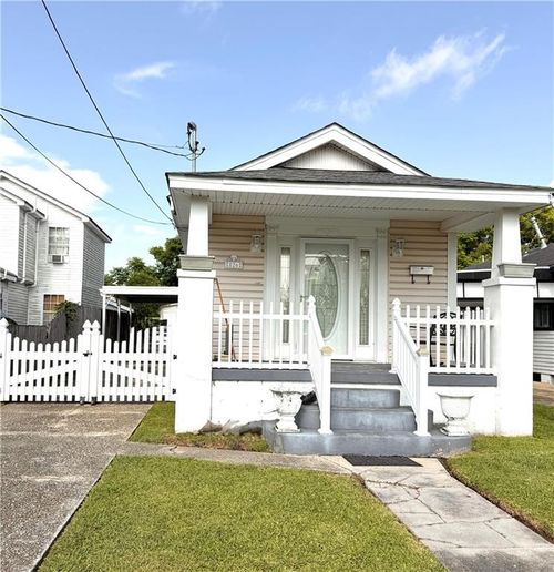 826 Avenue B, Marrero, LA, 70072-2002 | Card Image