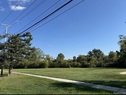 92 E Wattles Rd, Troy, MI, 48085-4736 | Card Image