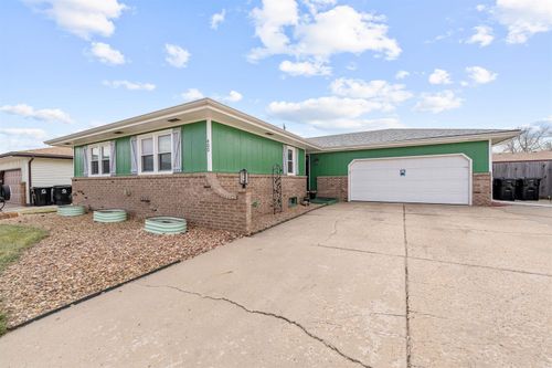 400 Laura St, Salina, KS, 67401-7886 | Card Image