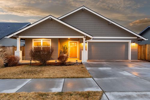 1811 Ne 3rd St, Redmond, OR, 97756-9823 | Card Image