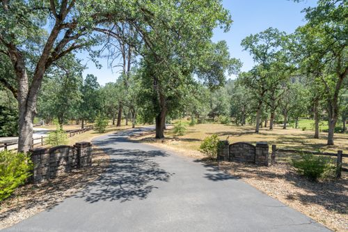 9109 Simmons Rd, Redding, CA, 96001-9714 | Card Image