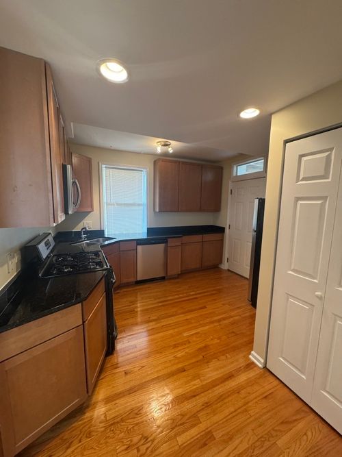 apt-2-2553 Ardmore Ave, Chicago, IL, 60659-5377 | Card Image