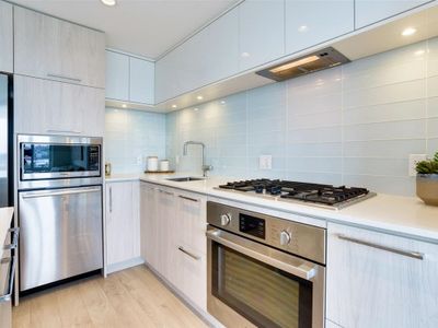 1805 - 680 Seylynn Cres, Condo with 2 bedrooms, 2 bathrooms and 1 parking in North Vancouver BC | Image 1