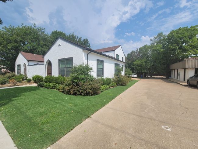 View of front of property featuring a front yard and stucco siding | Image 4