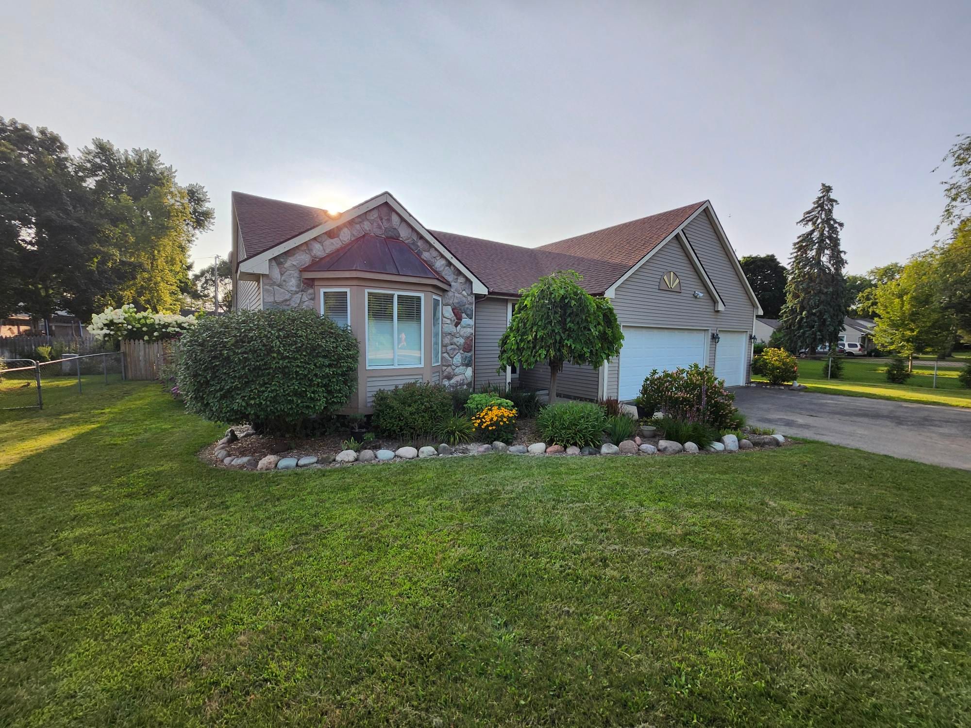 Clintonville Rd, Waterford, MI 48329