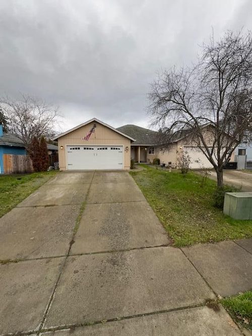 a-921 N Rose St, Phoenix, OR, 97535-5705 | Card Image