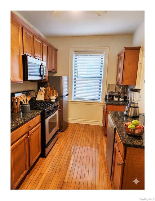 4dd-1 Franklin Ave, White Plains, NY, 10601-3812 | Card Image