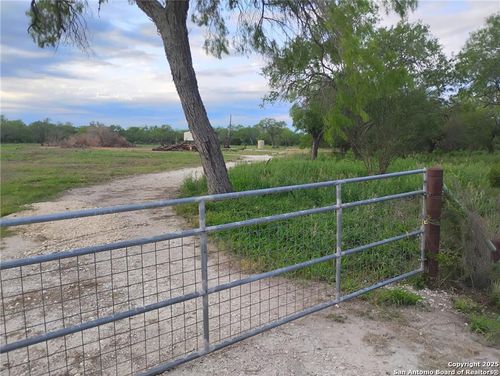 111 Deer Run Rd, George West, TX, 78022-3537 | Card Image