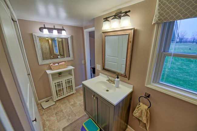 Main floor bath | Image 10
