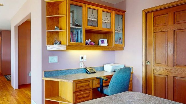 Great built in desk to help keep you organized | Image 17