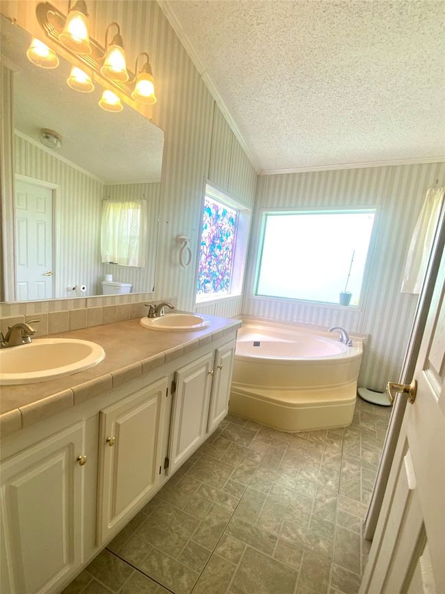 Dual sinks and garden tub | Image 13