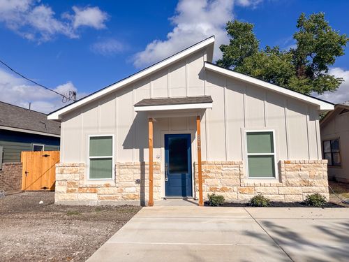 817 5th St, Lockhart, TX, 78644-3709 | Card Image