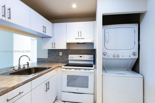 apt-302-460 E 23rd St, Hialeah, FL, 33013-3935 | Card Image