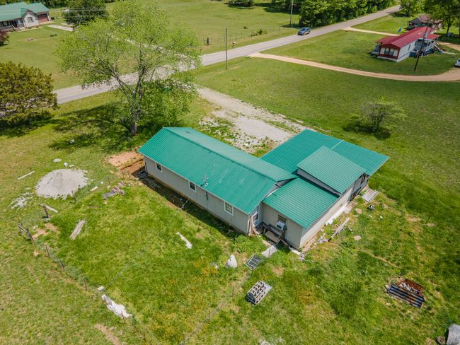 2724 She Boss Rd, House other with 2 bedrooms, 2 bathrooms and 4 parking in Duck River TN | Image 8