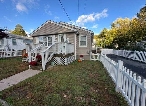 11 Glen St, North Providence, RI, 02911-2703 | Card Image