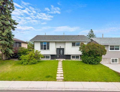 424 Penbrooke Cres Se, Calgary, AB, T2A3T7 | Card Image