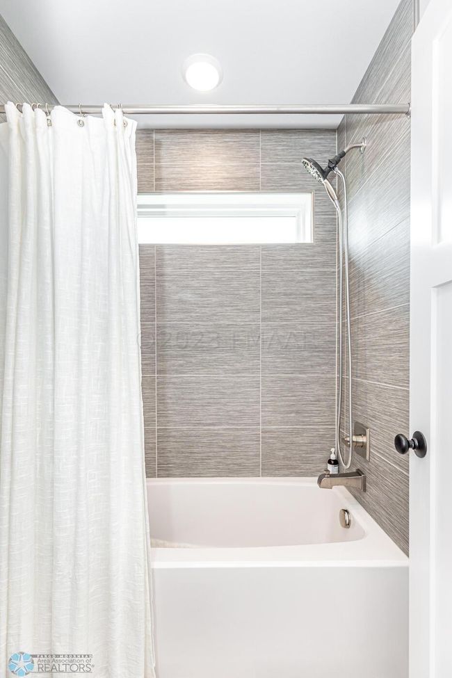 Full Bath | Image 23