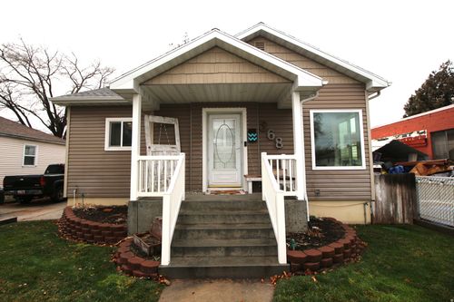 368 S Tremont St, Tremonton, UT, 84337-1824 | Card Image