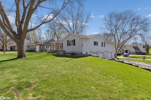 423 19th St W, Clear Lake, IA, 50428-1215 | Card Image