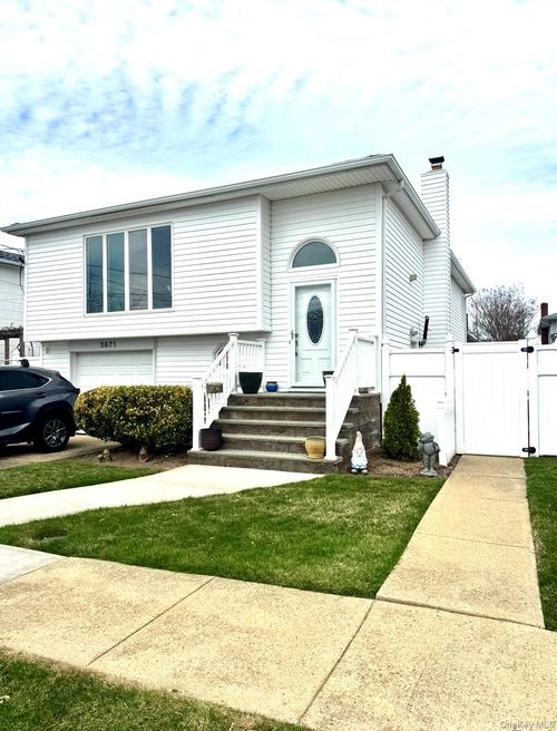 3671 Bayview St, Seaford, NY, 11783-3342 | Card Image