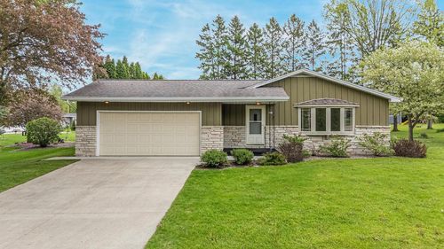 324 S Parkway Drive, BRILLION, WI, 54110 | Card Image