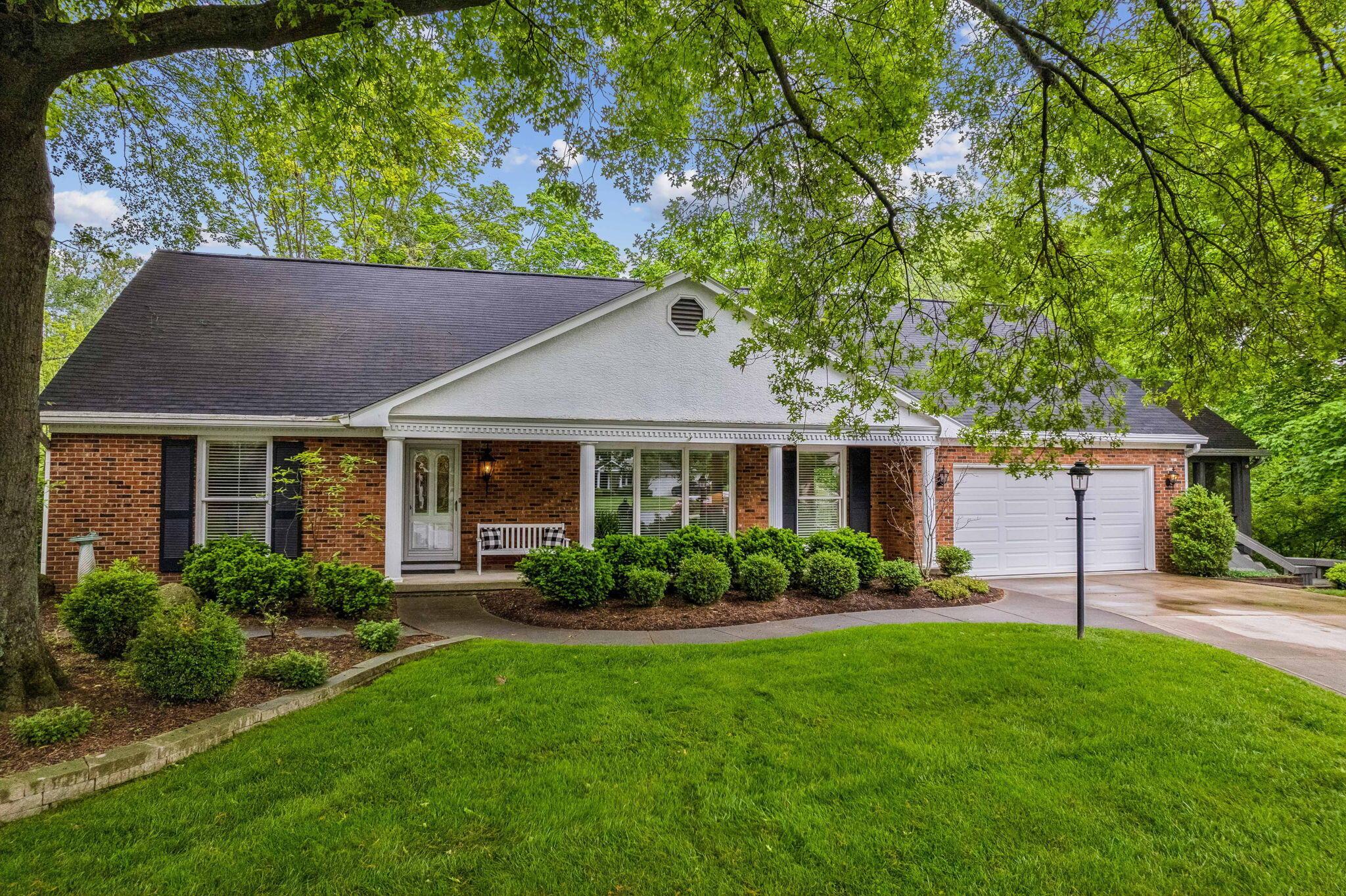 Clayton Dr, Worthington, OH 43085