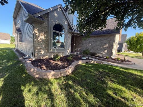 2207 Mapleview Ct, Davison, MI, 48423-7803 | Card Image